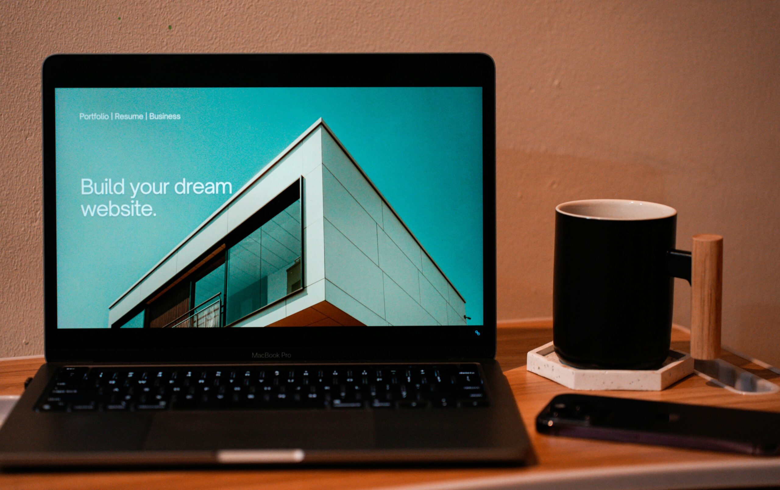schermata del computer con la dicitura "build your dream website“