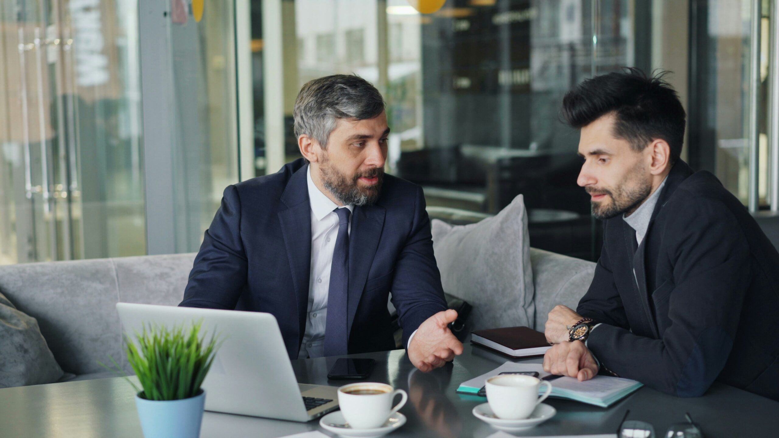 Due uomini d'affari che discutono davanti ad un PC